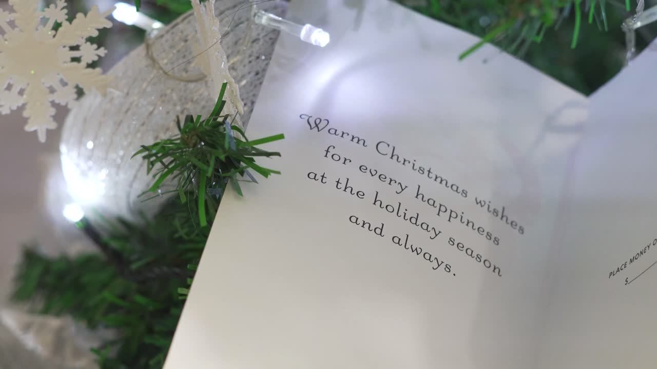 나무에 카드에 크리스마스 메시지