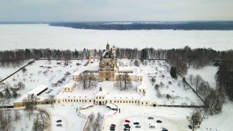 Luftaufnahme-Des-Klosters-Pazaislis-Und-Der-Kirche-Der-Heimsuchung-In-Kaunas,-Litauen-Im-Winter,-Verschneite-Landschaft,-Italienische-Barockarchitektur