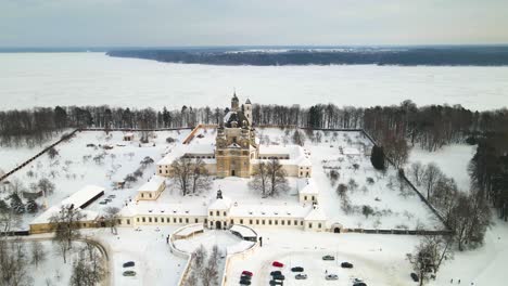 리투아니아 카우나스 (kaunas) 의 파자이슬리스 수도원 (pazaislis monastery) 과 비스티케이션 성당 (visitation church) 의 공중 풍경, 겨울에 눈 인 풍경, 이탈리아 바로크 건축