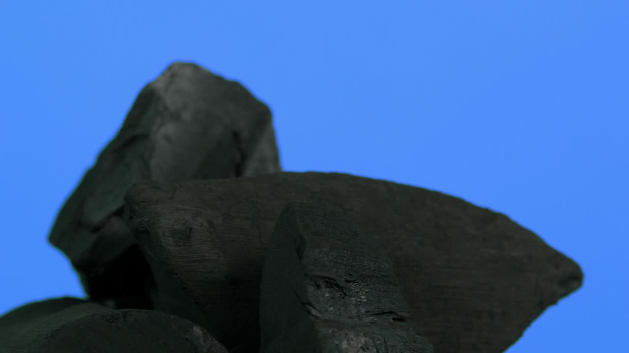 나무 석탄 - 자연 나무 또는 전통적인 검은 석탄 으로 회전 가능한 색상 led 조명과 함께 파란색 또는 녹색 스크린 배경 - 정적 촬영 - bbq 그릴 요리용 석탄 - 검은색 석탄