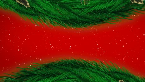 Schnee-Fällt-über-Weihnachtskranzdekorationen-Vor-Kopierraum-Auf-Rotem-Hintergrund