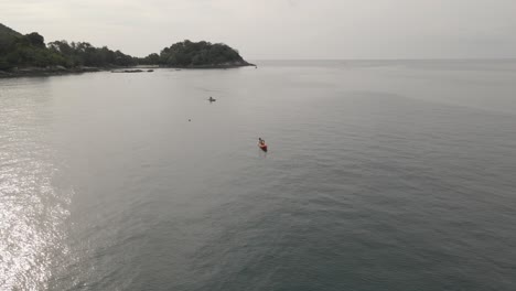canotaje en el océano cerca de la playa de tailandia