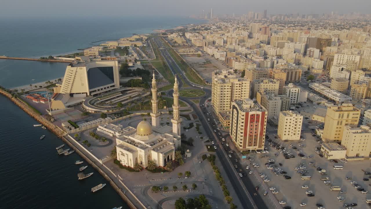 vista de drones del casco antiguo de la ciudad de sharjah, puerto de sharjah, alojamiento tradicional y una mezquita en los emiratos árabes unidos