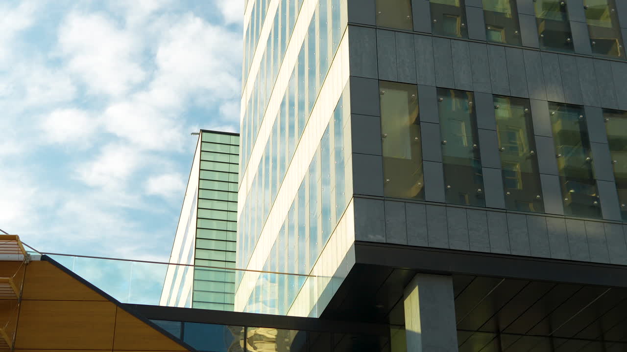 vista del cielo enmarcada por elementos arquitectónicos modernos y el borde de un edificio