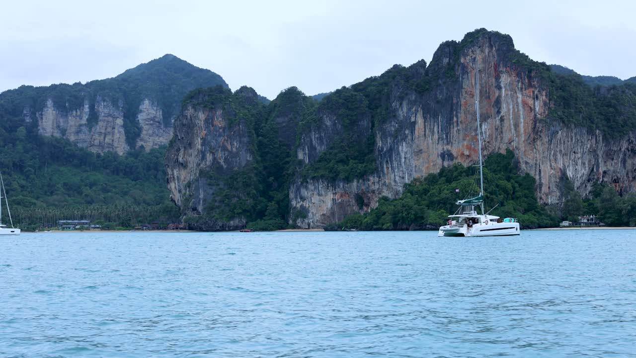 크라비의 멋진 석회암 절벽 근처에서 보트 항해