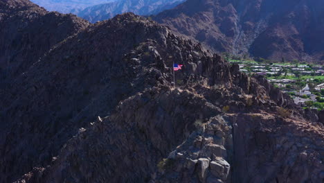 Amerikanische-Flagge-Weht-Im-Wind-Auf-Einem-Berg