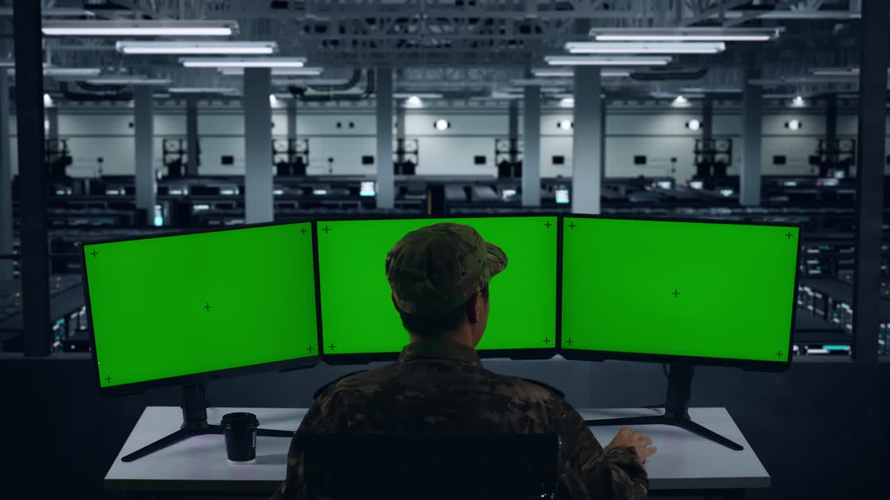 vista trasera de feliz ejército asiático celebrando mientras trabajaba con simulacro de múltiples monitores de computadora en el centro de datos