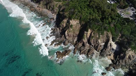 Promontorio-Al-Amanecer-Con-Olas-Rompiendo-Y-Agua-Azul-Tropical