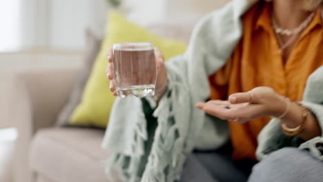 mujer asiática, agua potable con tableta