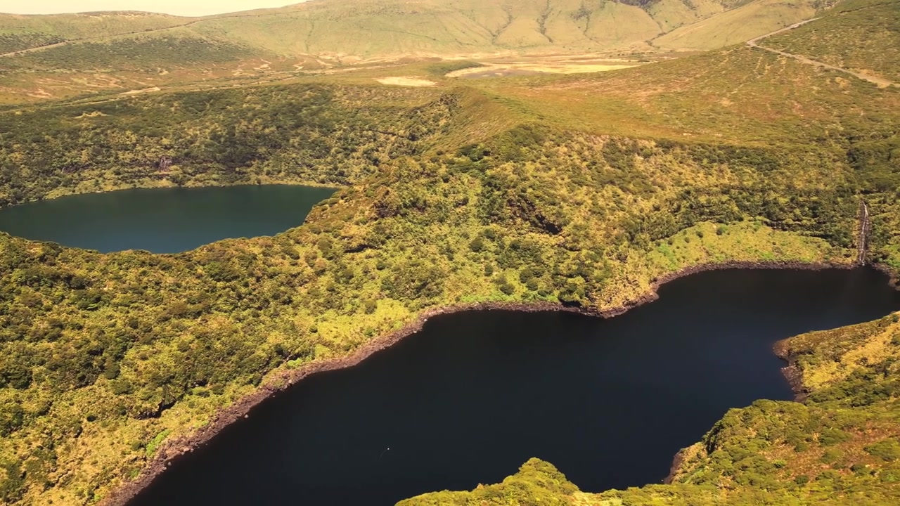 フローレス島にある、豊かな緑の丘に囲まれた双子の火山性クレーター湖を空撮で捉える。