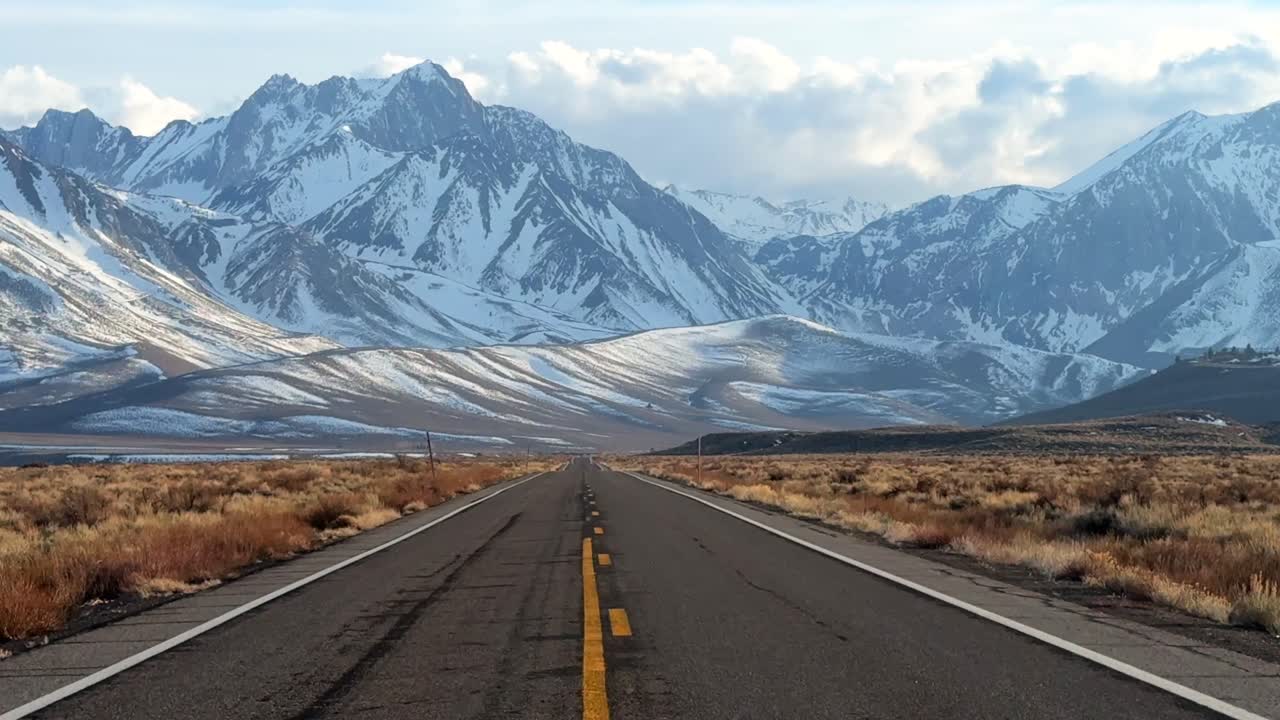 Route de Benton Crossing, route du lac Convict Canyon, sources chaudes naturelles, montagnes de la Sierra Nevada, sommets enneigés spectaculaires, drone aérien, route de Californie, montagnes de Mammoth Lakes, mouvement vers l'avant.