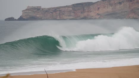 onda perfeita quebrando com paisagem ao fundo