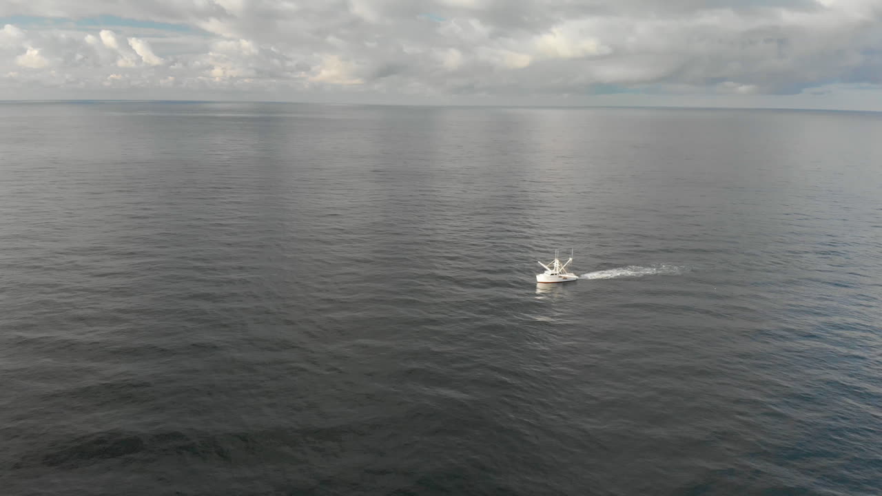 노스캐롤라이나 해안 에메랄드 섬의 새우 보트