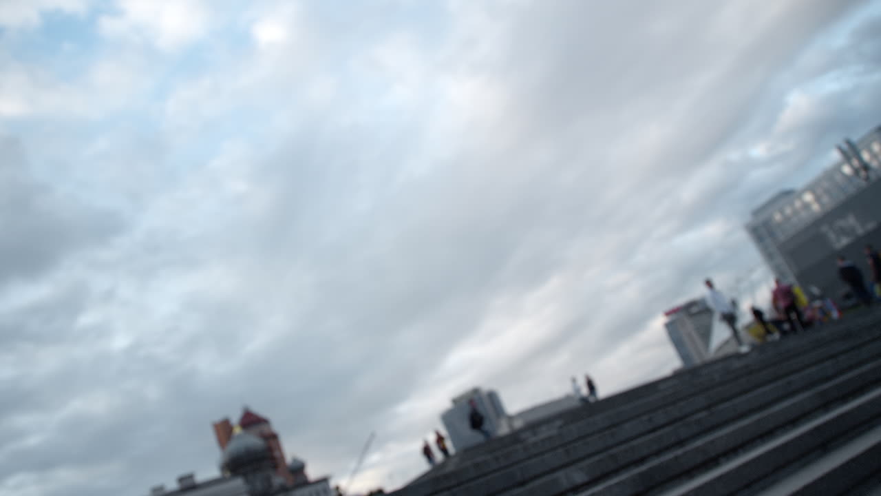 도심의 건물에서 비가 오는 날씨에 도시 계단을 기울여  ⁇ 습니다.