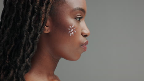 perfil de una mujer con diseño de crema solar en la cara