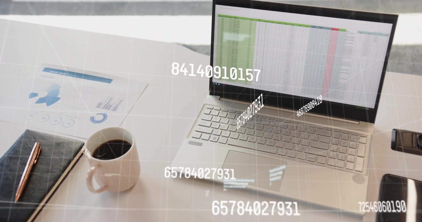 Vertikal video: Bærbar PC mottar sanntidsdata, animerer HUD-data over et ark og tones deretter ut for finans