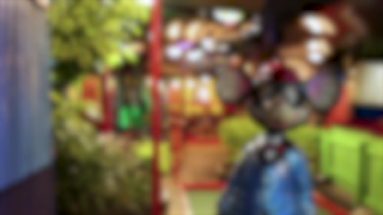 un ratón de dibujos animados explora un campo de golf en miniatura vibrante y bien iluminado. la cámara dinámica captura el movimiento lúdico y el entorno colorido