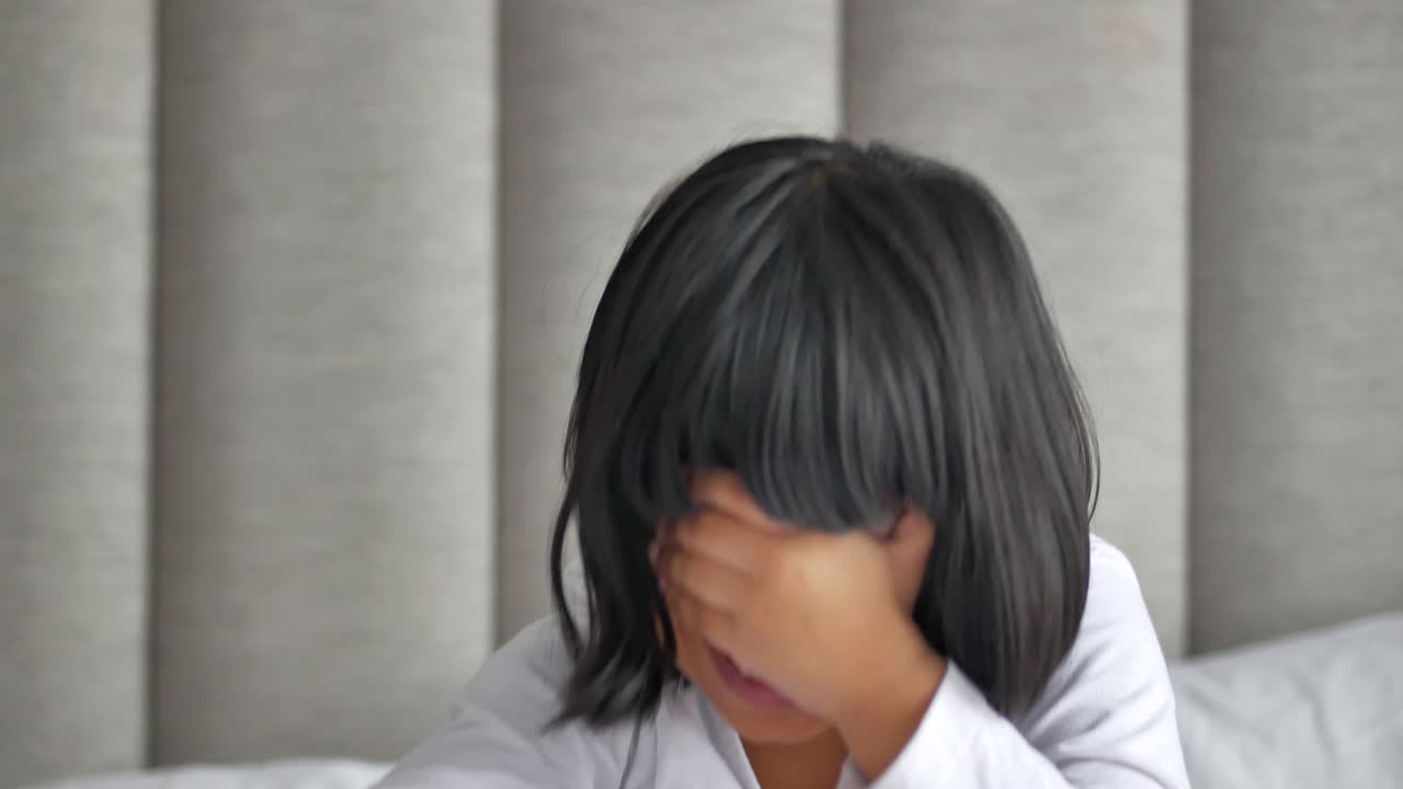 눈을 고 있는 소녀