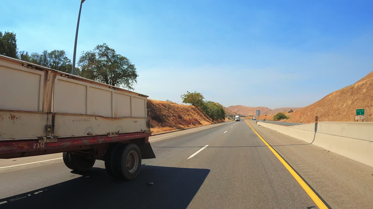 Un camion Freightliner a doppio rimorchio che sorpassa su un'autostrada al rallentatore