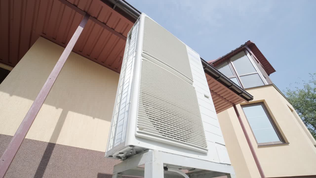 técnico de hvac instala sistemas de calefacción, ventilación y aire acondicionado. bomba de calor