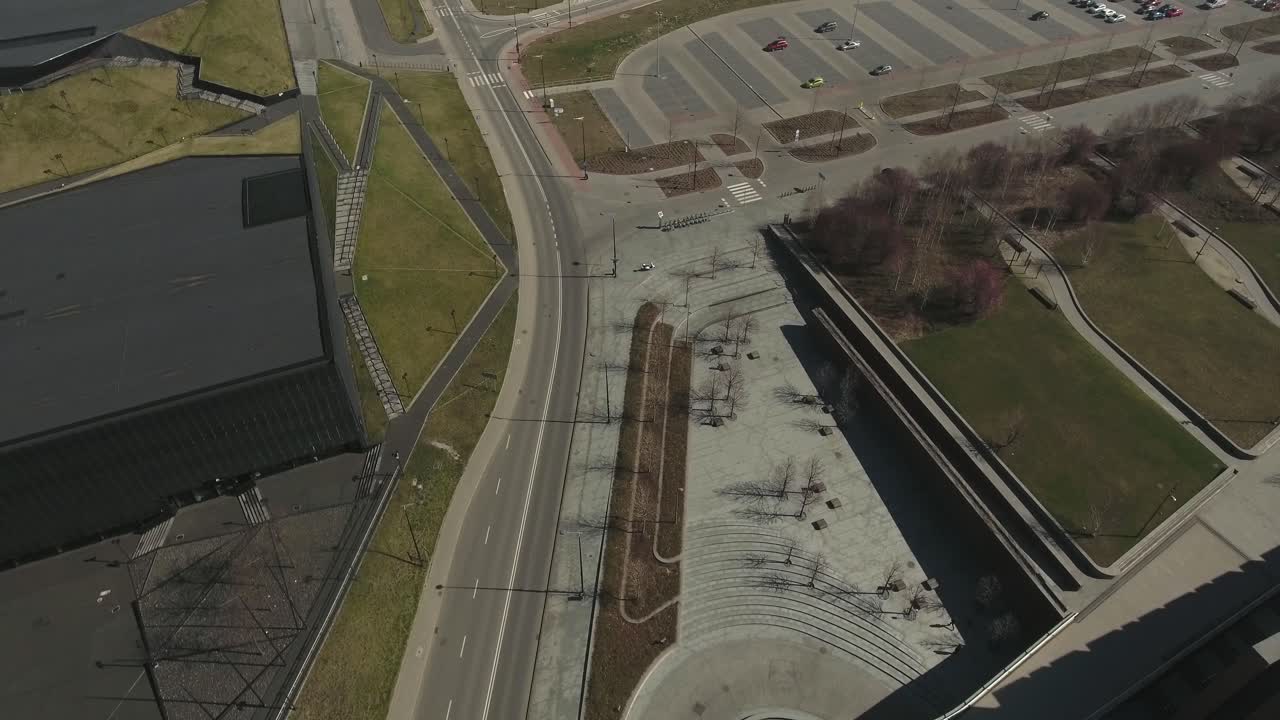 un puente moderno, plaza, edificios y estacionamiento en una ciudad de europa central, capturado dinámicamente desde una perspectiva de avión no tripulado 4k