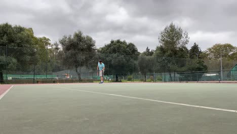 Servidores-De-Jugadores-De-Tenis-Aplastando-La-Pelota-Con-Una-Raqueta-Durante-El-Partido