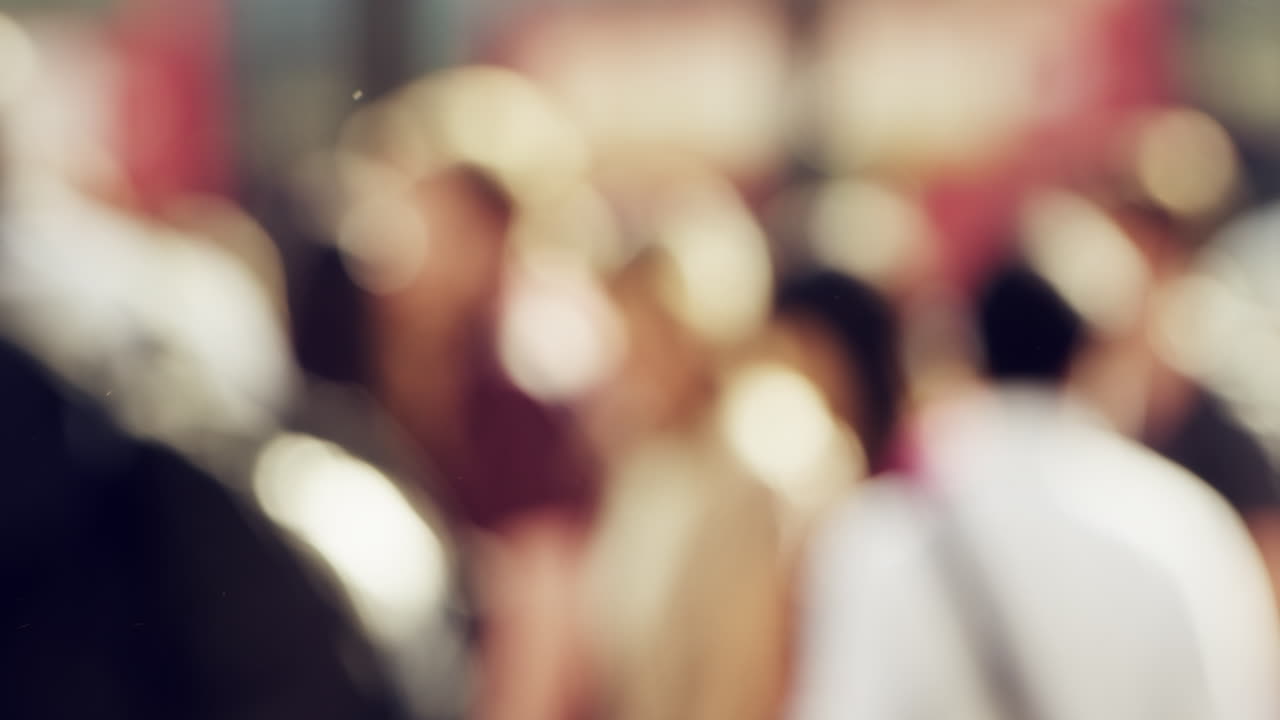 Gruppo di persone nel loro tragitto mattutino