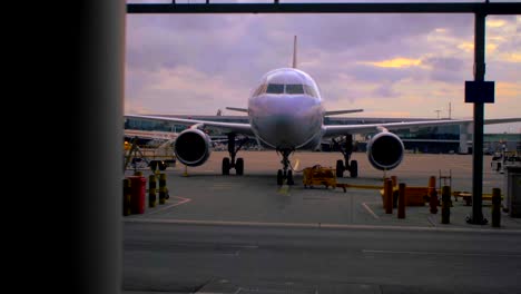 4K-Fluglinien-Jet-Slider-Aufnahme-Bei-Sonnenaufgang,-Kinolicht,-Das-Am-Flughafen-Termanal-In-London-Wartet