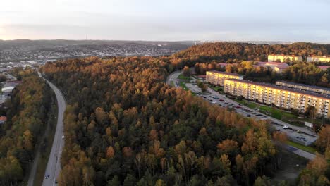 Sunset-Aerial-Forest-Pull-Back-Shot-Mit-Hochhäusern-In-Der-Stadt