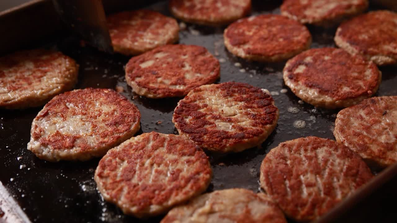 팬에 햄버거를 요리하는 것