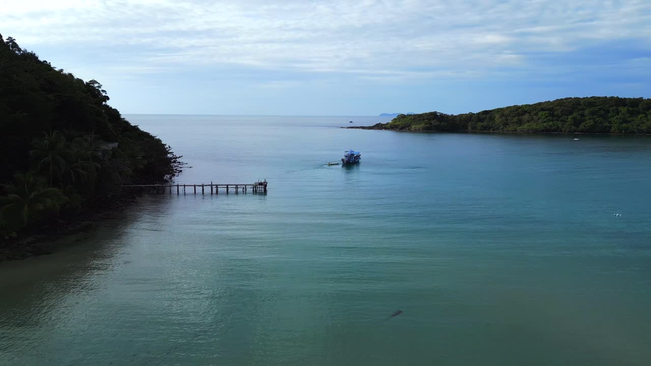 관광 여행 보트 가 호수 를 떠난다