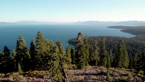 Amplia-Vista-Aérea-Del-Lago-Tahoe-En-California-Sobre-La-Bahía-De-Cornalina-Y-ágata