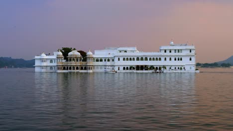 udaipur, también conocida como la ciudad de los lagos, es una ciudad en el estado de rajasthan en la india. es la capital histórica del reino de mewar en la antigua agencia rajputana.