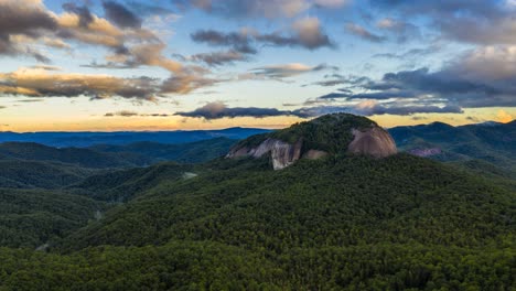 Lapso-De-Tiempo-De-La-Salida-Del-Sol-De-La-Roca-De-Cristal-En-Las-Montañas-Blue-Ridge