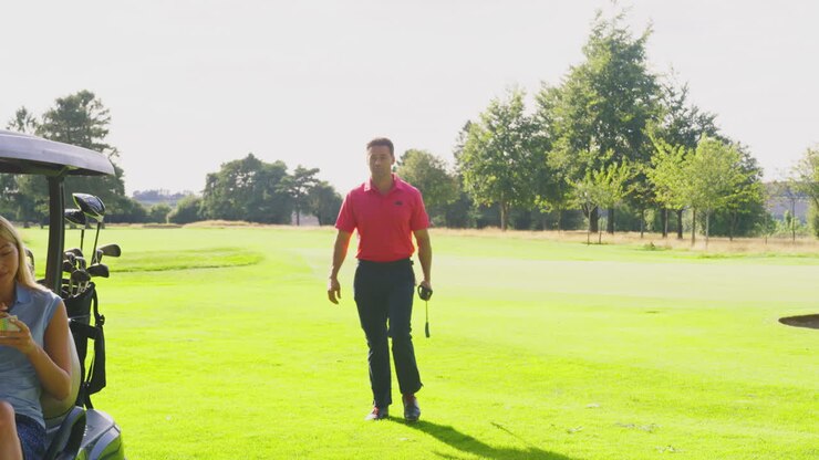 Coppia che gioca a golf insieme, seduta nel cart con la scorecard.