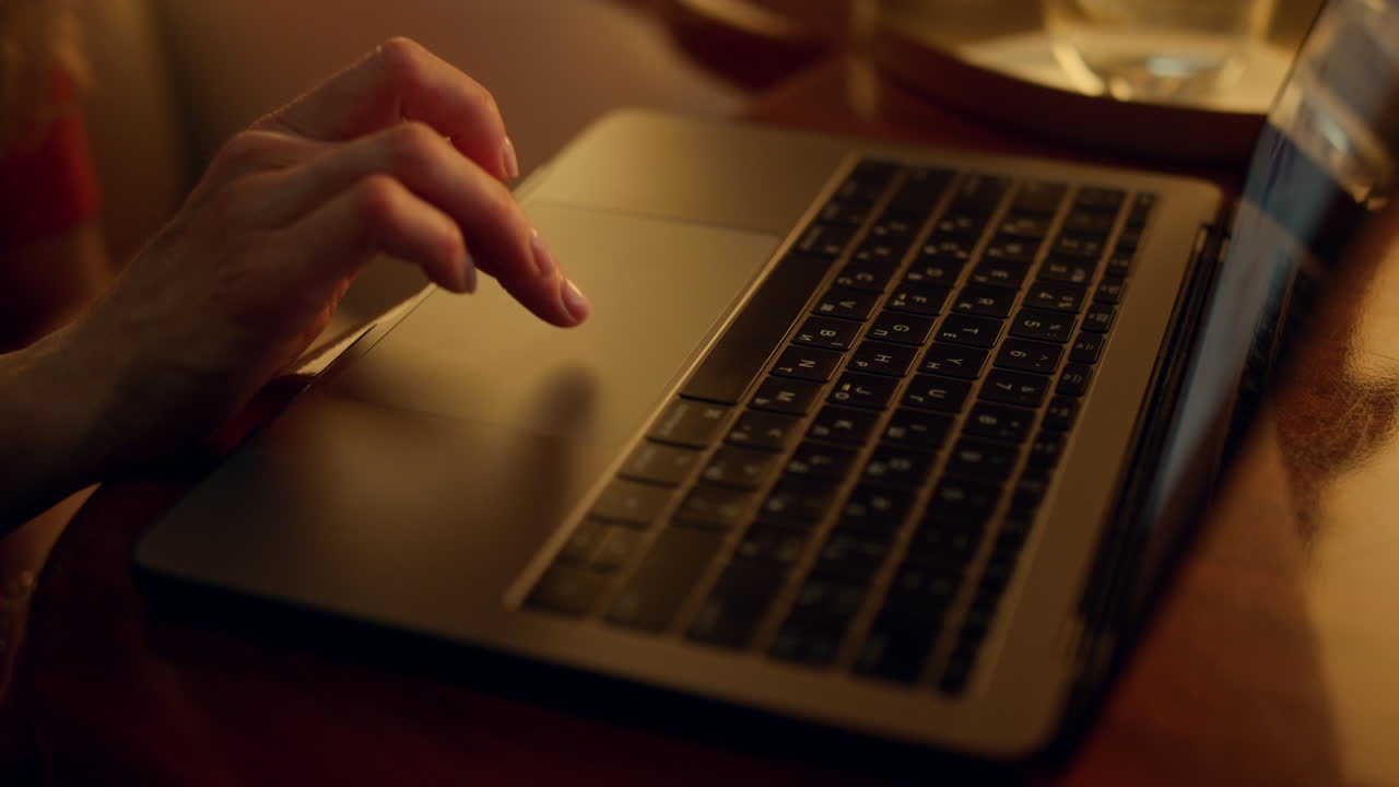 las manos del gerente escribiendo en primer plano en el teclado.