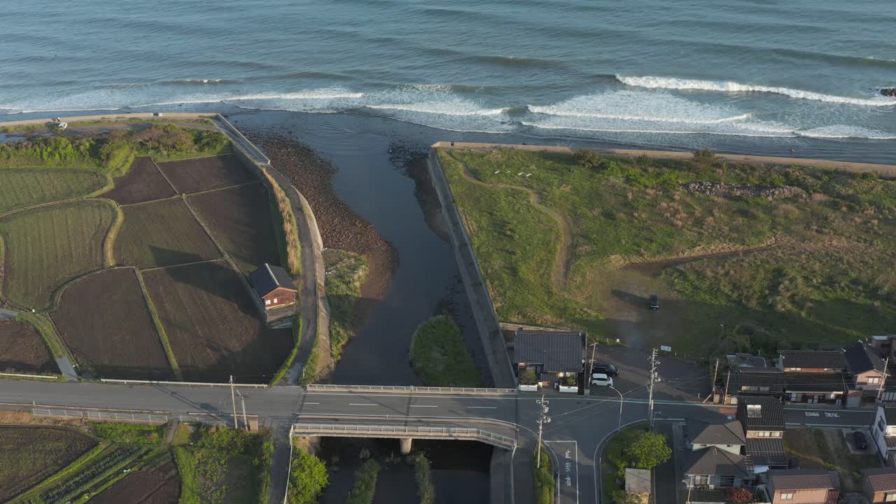 inclinación aérea revela el mar de japón desde la ciudad rural de daisen, prefectura de tottori