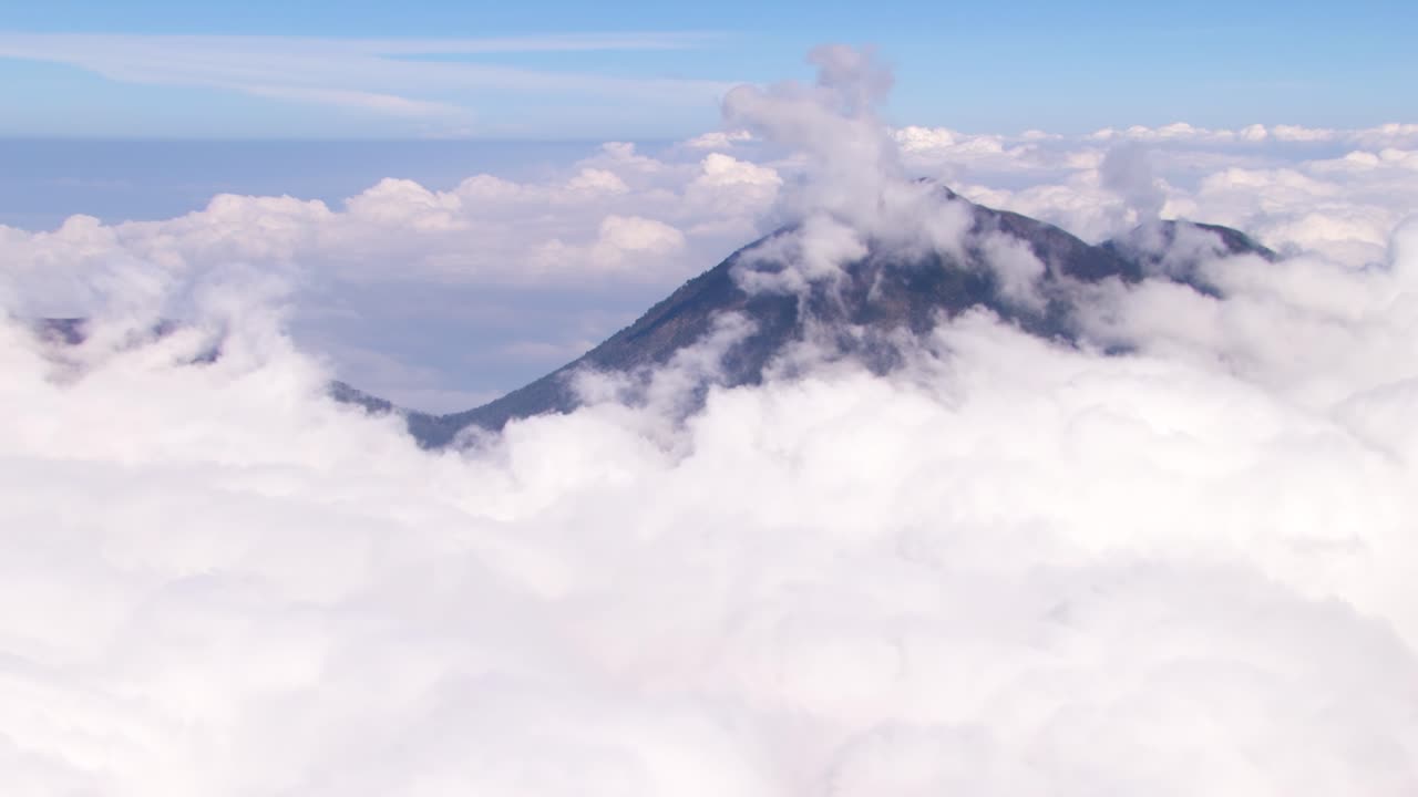 구름 위 에 있는 아구아 화산 꼭대기