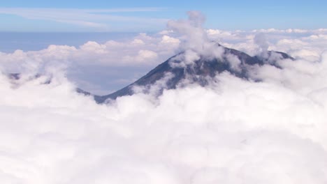 el pico del volcán agua por encima de las nubes