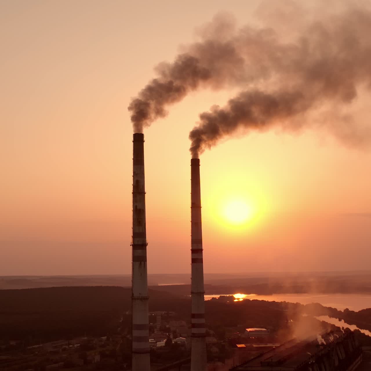 Vista statica dei tralicci dell'alta tensione sullo sfondo del tramonto. Torre elettrica ad alta tensione al tramonto. Concetto di tessuto. Messa a fuoco selettiva
