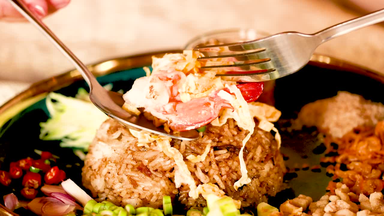 el levantamiento de la horquilla de camarón pasta de arroz frito en bangkok