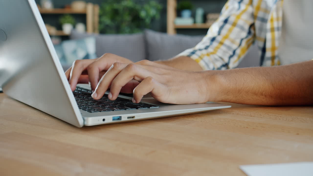 Persona escribiendo en la computadora portátil