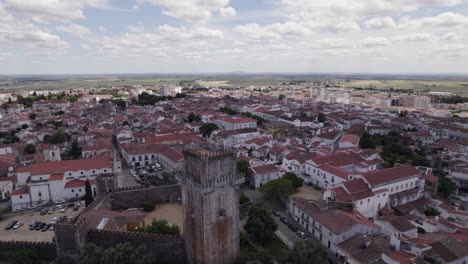 Alte-Steinburg-In-Der-Stadt-Beja-Im-Wolkigen-Portugal,-Weite-Luftaufnahme