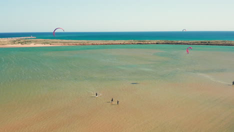 antena: acuicultura y kitesurf en la laguna de alvor en portugal