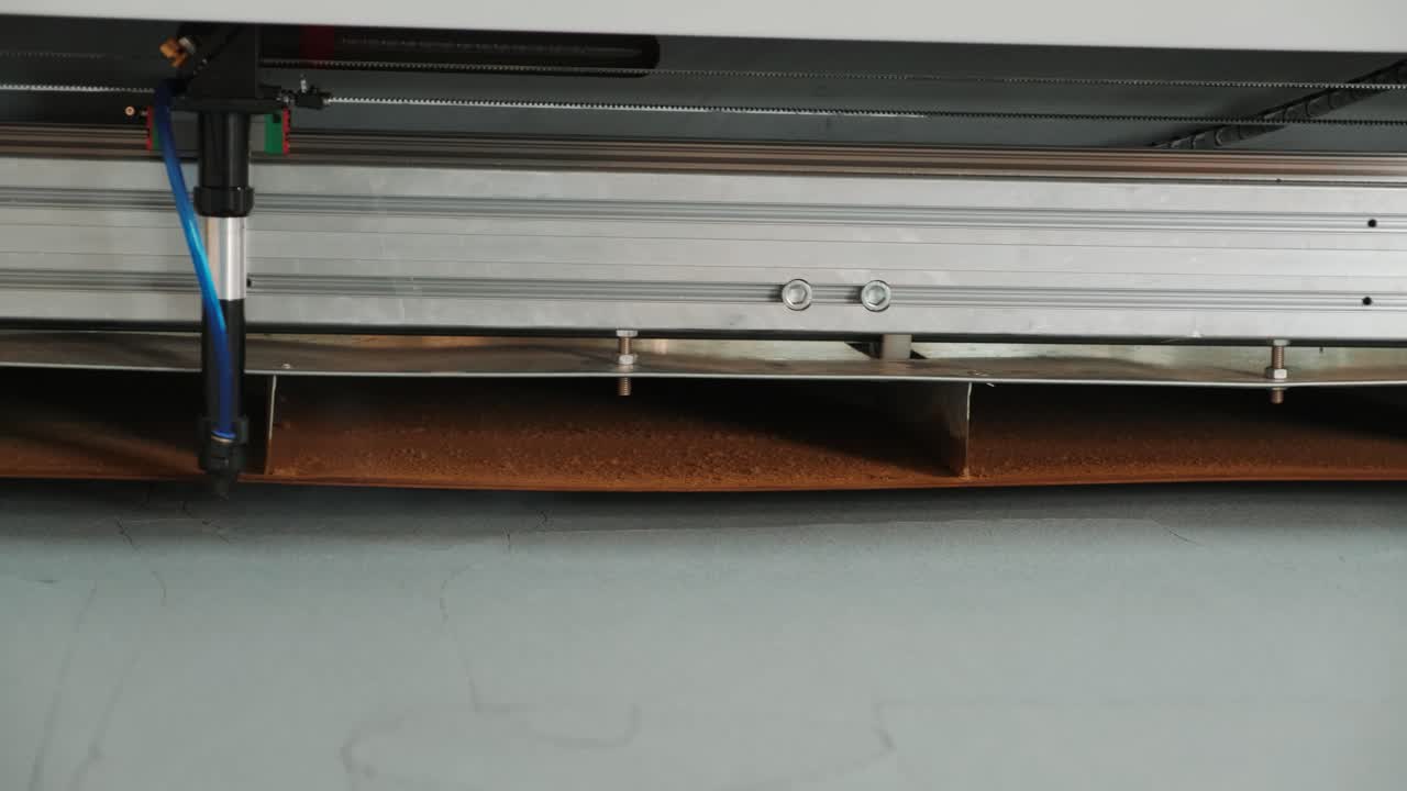 máquina cnc para cortar telas, materiales textiles y cuero, marcado y medición por láser. producción moderna de calzado.