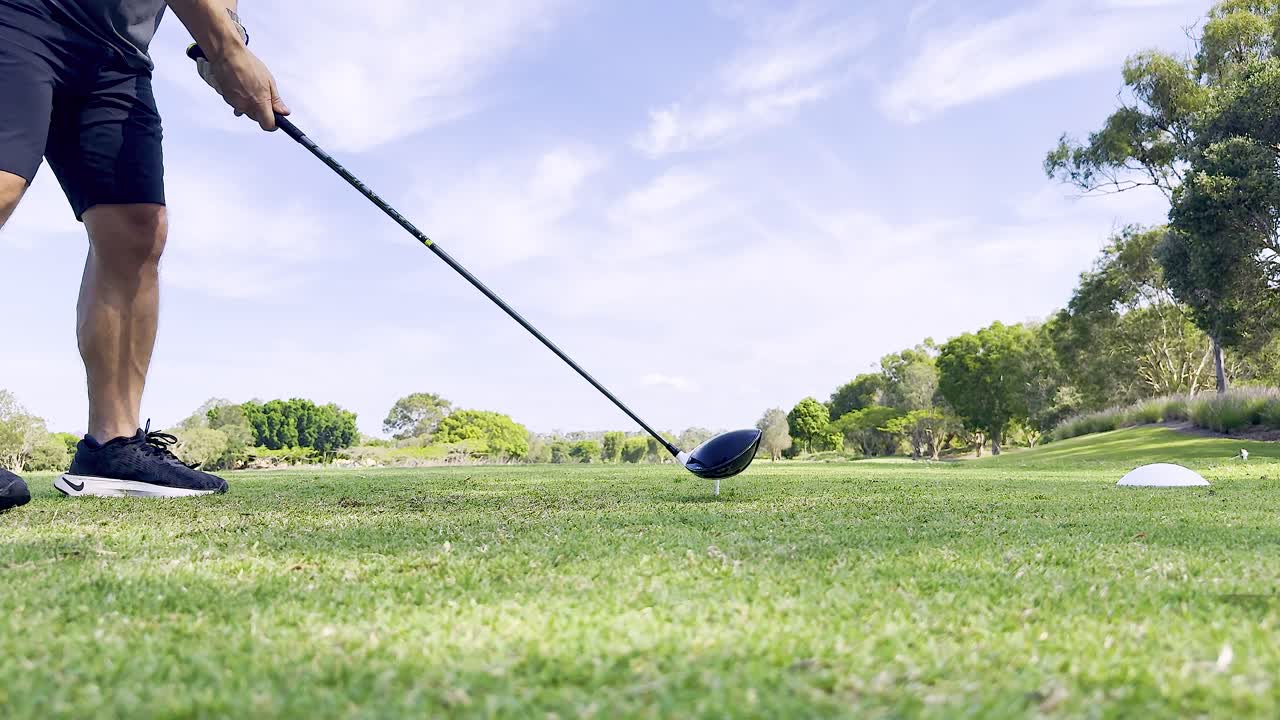 golfista preparando y ejecutando un swing