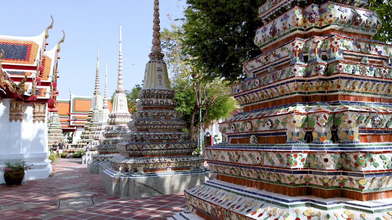 Una tranquilla passeggiata attraverso l'iconico tempio di Bangkok