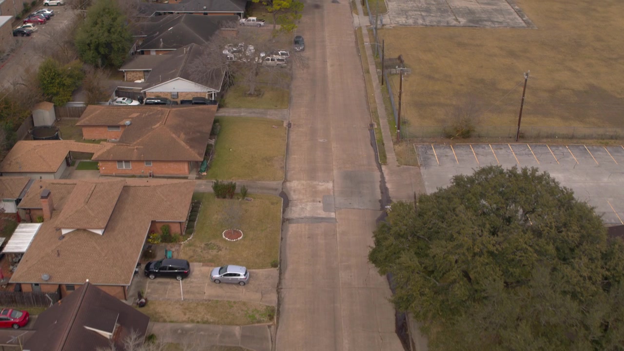 Comunità residenziale tranquilla di East Houston ripresa da drone, che mostra case unifamiliari e vita suburbana. Inquadratura introduttiva perfetta per contenuti immobiliari e di sviluppo.