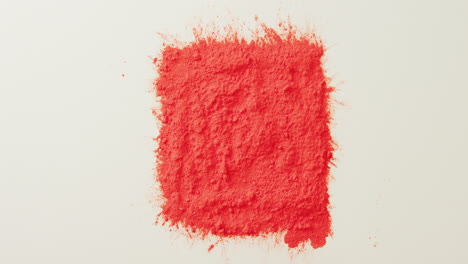 vídeo de polvo de color rojo con espacio de copia sobre fondo blanco