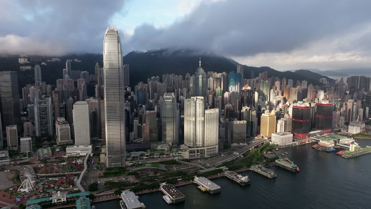 sombras y luz del sol moviéndose en el horizonte del centro de hong kong al amanecer
